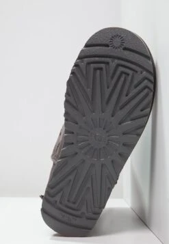 Ugg Bailey Bow - Korte Laarzen - Grey 12 Ugg Bailey Bow - Korte Laarzen - Grey -Modeschoenen 04e16e88c3674ea1b533a7269ed9fc2f