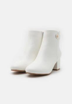 Wide Fit - Korte Laarzen - White 8 Wide Fit - Korte Laarzen - White -Modeschoenen 07bffe603bbe4997bf040337fbb76465