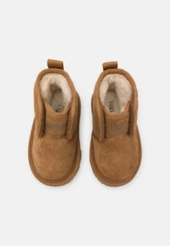 Ugg Accessible Neumel Ez-Fit Unisex - Korte Laarzen - Chestnut -Modeschoenen 15d0b0b00b8d4815b6c19de1424237ce