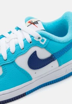 Nike Sportswear Force 1 Lv8 2 Unisex - Sneakers Laag - White/Light Photo Blue/Deep Royal Blue/Baltic Blue 11 Nike Sportswear Force 1 Lv8 2 Unisex - Sneakers Laag - White/Light Photo Blue/Deep Royal Blue/Baltic Blue -Modeschoenen 17c6ef937858443694af0946ae045373