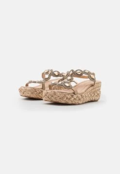 Alma En Pena Sandalen Met Sleehak - Beige -Modeschoenen 18e6400368264c168d0a8dddaff3793e