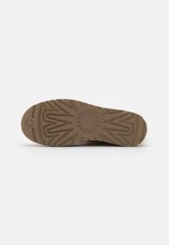 Ugg Classic Mini Logo Zip - Korte Laarzen - Chestnut 10 Ugg Classic Mini Logo Zip - Korte Laarzen - Chestnut -Modeschoenen 23c0bdf101914c4ba916f78c212125d4