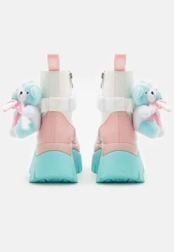 KOI FOOTWEAR Melanie Martinez Sweet Teddy Bear Platform Boots - Korte Laarzen - Blue/Pink/White -Modeschoenen 4b80000437fe49128bbe5fd8d98b6074