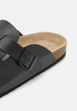 Pier One Leather Unisex - Pantoffels - Black 11 Pier One Leather Unisex - Pantoffels - Black -Modeschoenen 7b28889d1d2247a8abcae3a4a4c34674