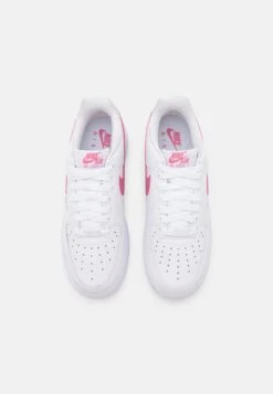 Nike Sportswear W Air Force 1 07 Ess Trnd - Sneakers Laag - White/Desert Berry -Modeschoenen 87301f0977bd4de993421f7daecdfbff