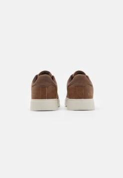 Pier One Unisex - Sneakers Laag - Cognac -Modeschoenen 8fc46a00bfc54014b9ab0c4b860fd9e9