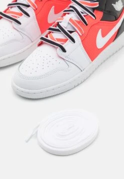 Air Jordan 1 Mid Unisex - Basketbalschoenen - Black/White/Infrared -Modeschoenen b4c67b3f313246059ea3fb850cef2934