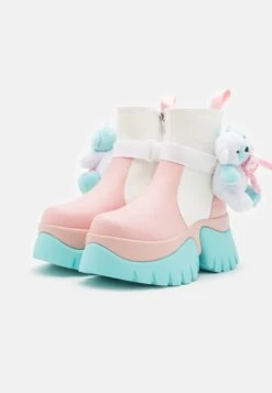 KOI FOOTWEAR Melanie Martinez Sweet Teddy Bear Platform Boots - Korte Laarzen - Blue/Pink/White -Modeschoenen c1a669c57b2b40fba289021b1425f5ac