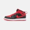 Jordan 1 Mid Unisex - Basketbalschoenen - Black/Fire Red/White